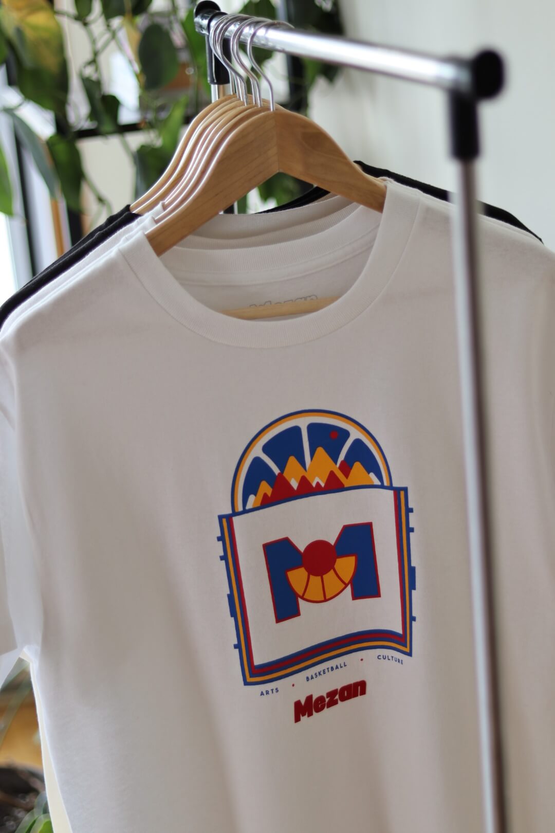 MONTAIN HOOPS. T-shirt unisex blanc