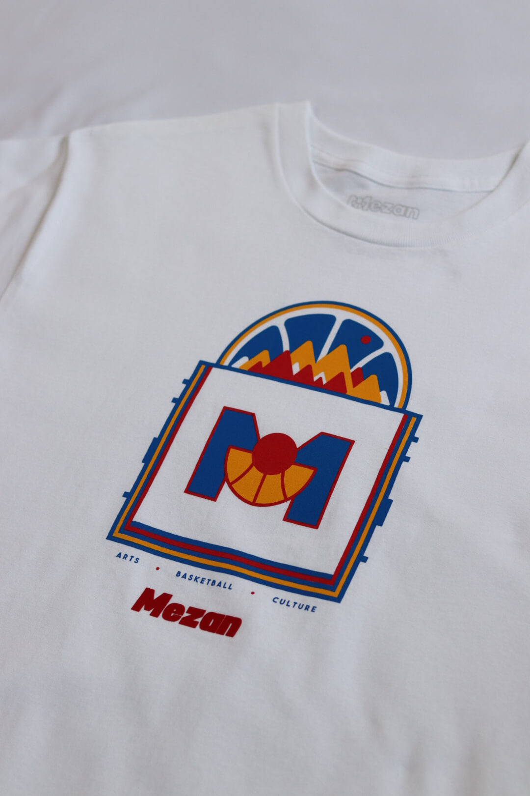 MONTAIN HOOPS. T-shirt unisex blanc